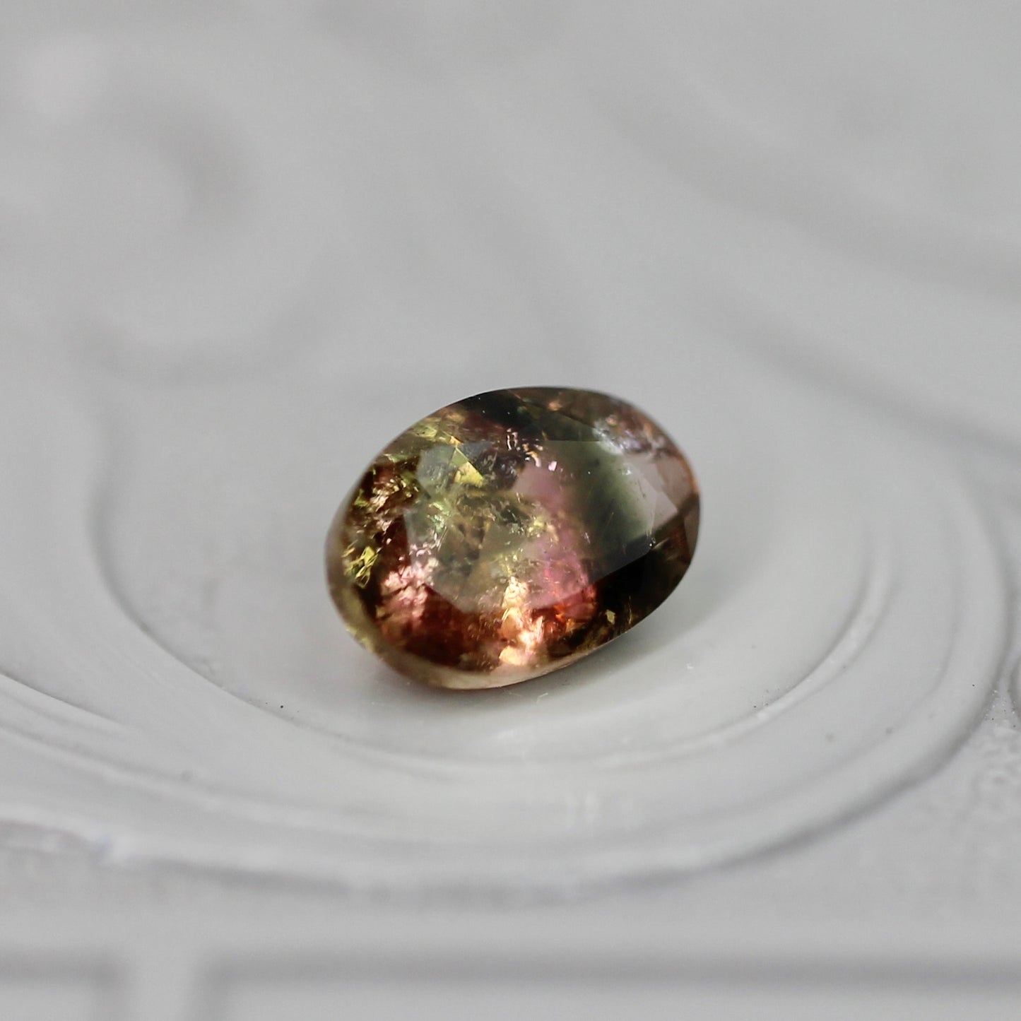 パーティーカラードトルマリン 0.56ct オーバルカット 6.0mm×4.1mm×3.0mm【MJ3049】