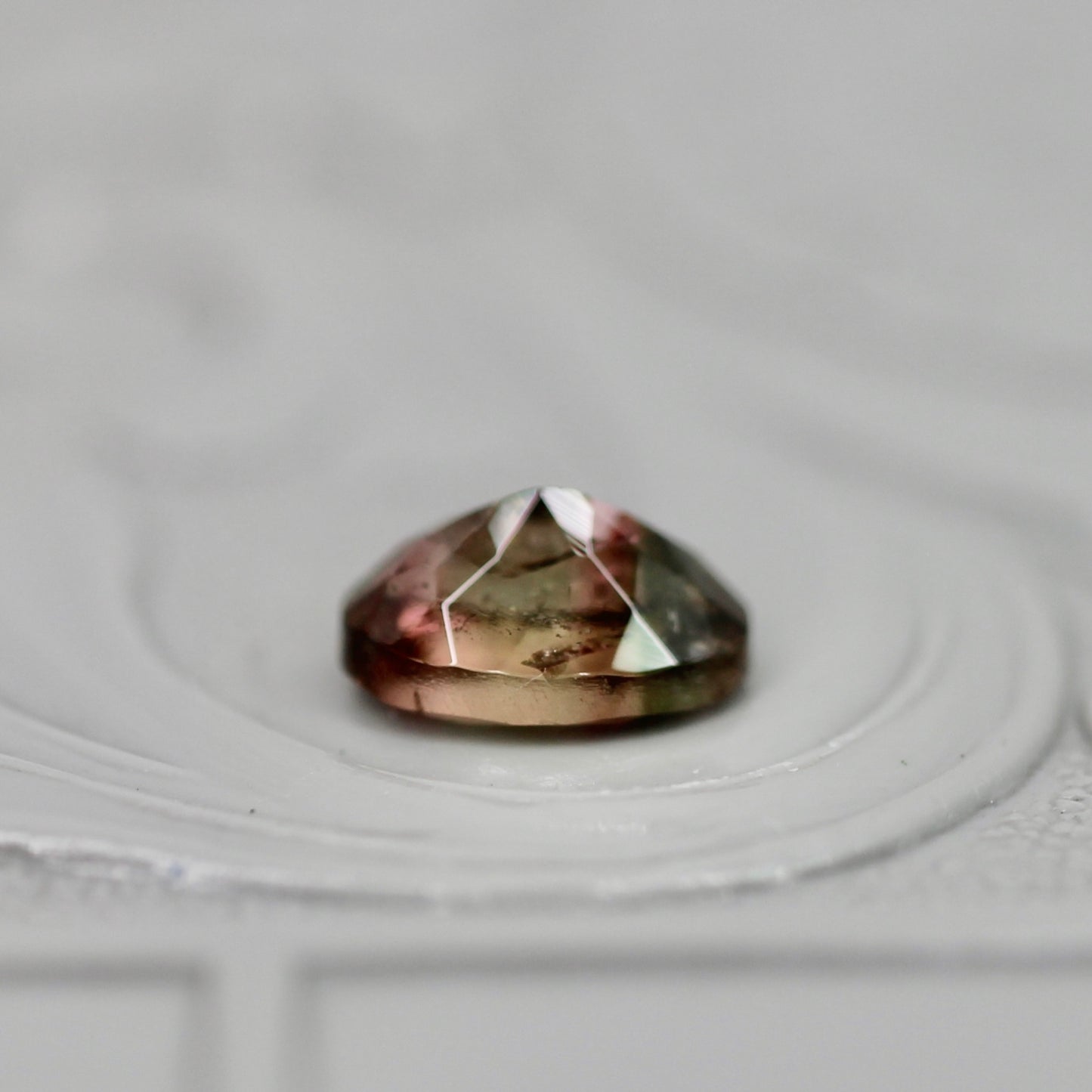 パーティーカラードトルマリン 0.56ct オーバルカット 6.0mm×4.1mm×3.0mm【MJ3049】