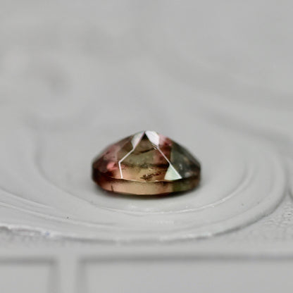 パーティーカラードトルマリン 0.56ct オーバルカット 6.0mm×4.1mm×3.0mm【MJ3049】