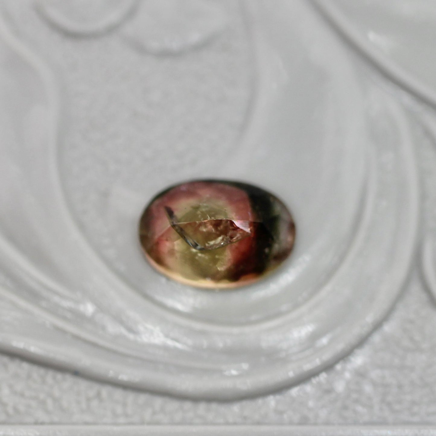 パーティーカラードトルマリン 0.56ct オーバルカット 6.0mm×4.1mm×3.0mm【MJ3049】