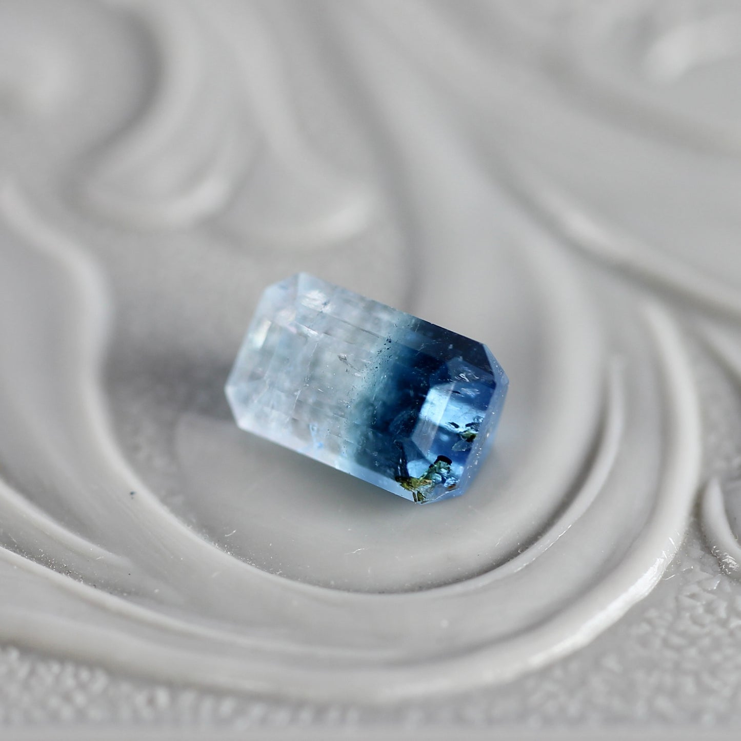 バイカラートルマリン 0.66ct エメラルドカット 6.0mm×3.8mm×3.1mm【MJ2775】