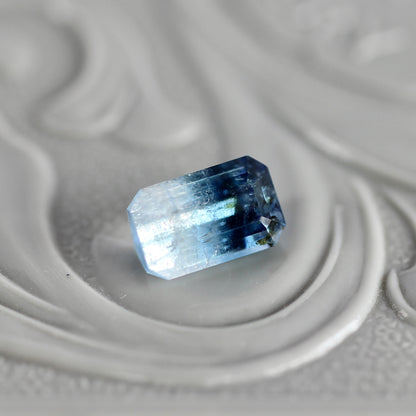 バイカラートルマリン 0.66ct エメラルドカット 6.0mm×3.8mm×3.1mm【MJ2775】