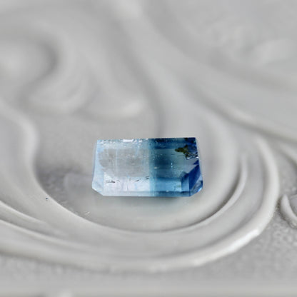 バイカラートルマリン 0.66ct エメラルドカット 6.0mm×3.8mm×3.1mm【MJ2775】