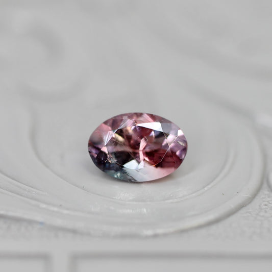 バイカラートルマリン 0.41ct オーバルカット 5.7mm×4.0mm×2.9mm【MJ3050】