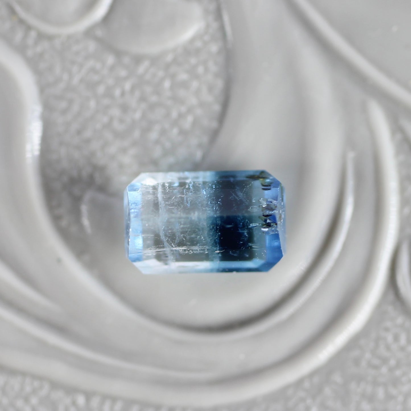 バイカラートルマリン 0.66ct エメラルドカット 6.0mm×3.8mm×3.1mm【MJ2775】