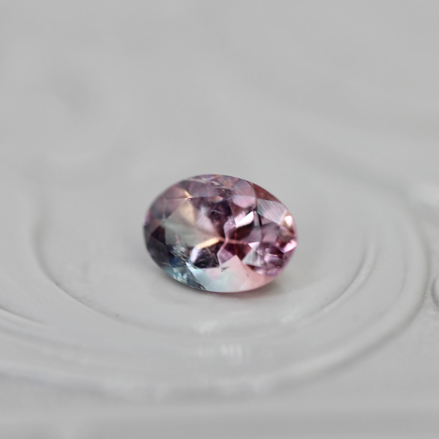 バイカラートルマリン 0.41ct オーバルカット 5.7mm×4.0mm×2.9mm【MJ3050】