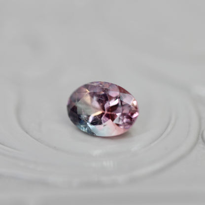 バイカラートルマリン 0.41ct オーバルカット 5.7mm×4.0mm×2.9mm【MJ3050】