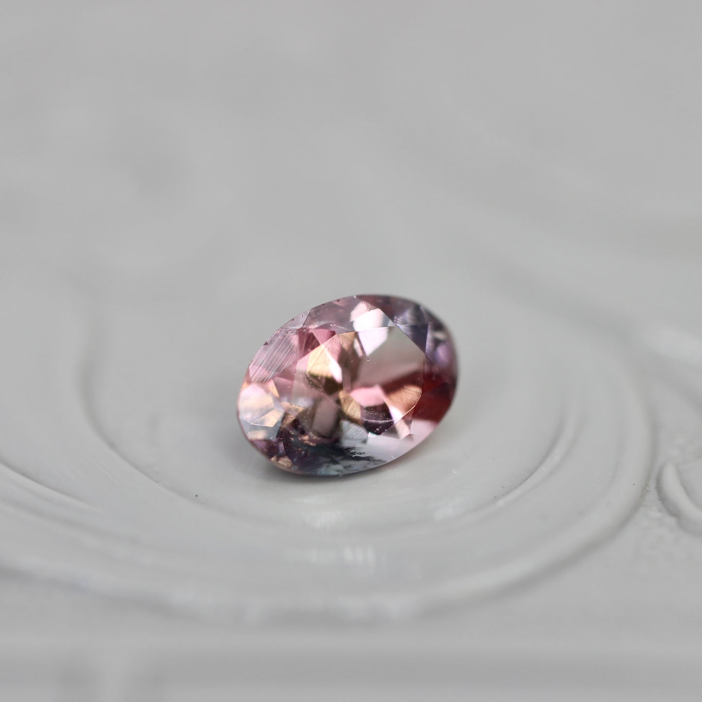 バイカラートルマリン 0.41ct オーバルカット 5.7mm×4.0mm×2.9mm【MJ3050】