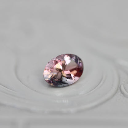 バイカラートルマリン 0.41ct オーバルカット 5.7mm×4.0mm×2.9mm【MJ3050】