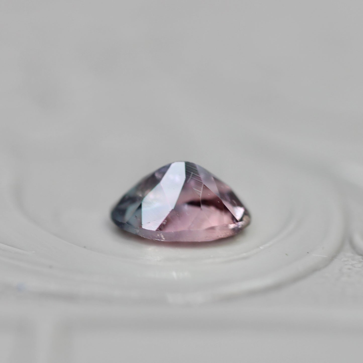 バイカラートルマリン 0.41ct オーバルカット 5.7mm×4.0mm×2.9mm【MJ3050】
