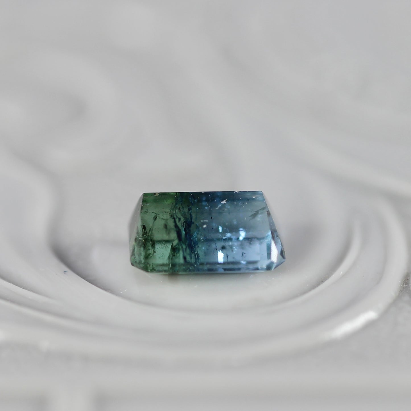 バイカラートルマリン 0.57ct エメラルドカット 5.7mm×3.8mm×2.8mm【MJ2776】
