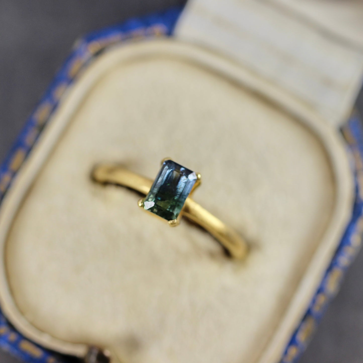 バイカラートルマリン 0.57ct エメラルドカット 5.7mm×3.8mm×2.8mm【MJ2776】