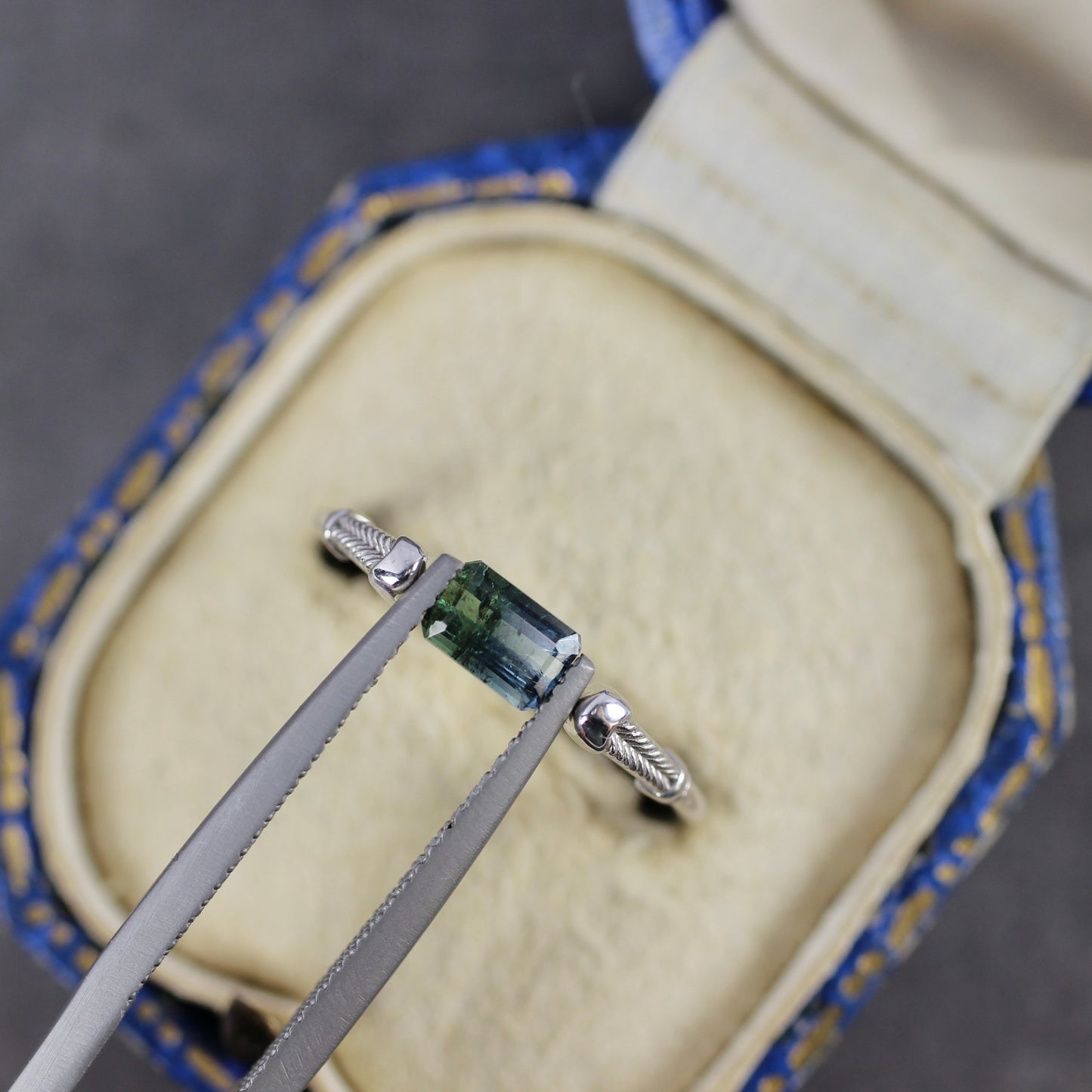 バイカラートルマリン 0.57ct エメラルドカット 5.7mm×3.8mm×2.8mm【MJ2776】