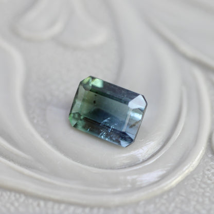 バイカラートルマリン 0.43ct エメラルドカット 5.2mm×3.9mm×2.2mm【MJ2777】