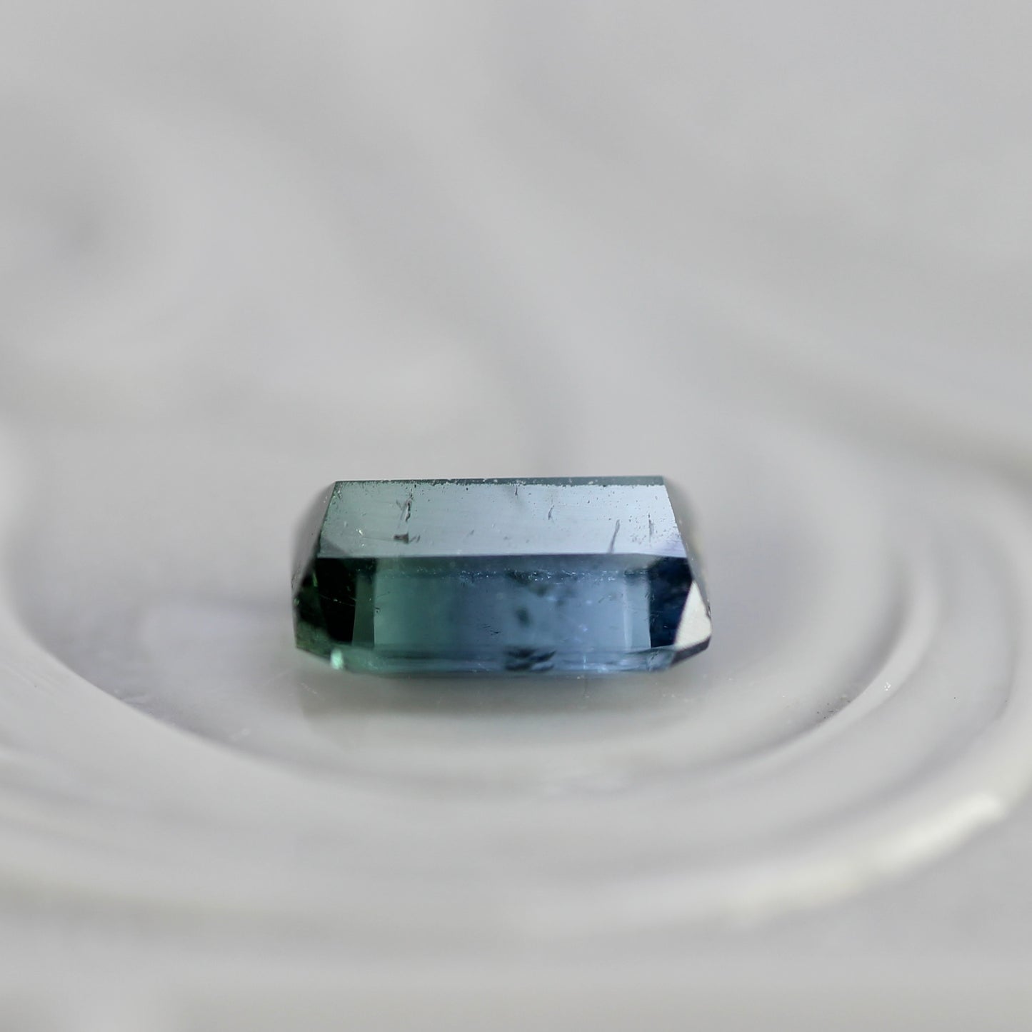 バイカラートルマリン 0.43ct エメラルドカット 5.2mm×3.9mm×2.2mm【MJ2777】