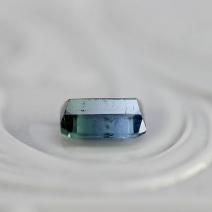 バイカラートルマリン 0.43ct エメラルドカット 5.2mm×3.9mm×2.2mm【MJ2777】
