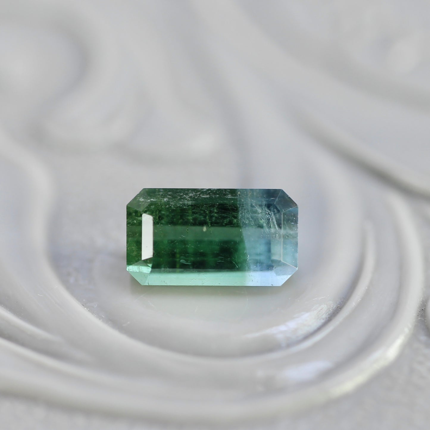 バイカラートルマリン 0.54ct エメラルドカット 6.1mm×3.4mm×2.7mm【MJ2778】