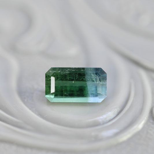 バイカラートルマリン 0.54ct エメラルドカット 6.1mm×3.4mm×2.7mm【MJ2778】