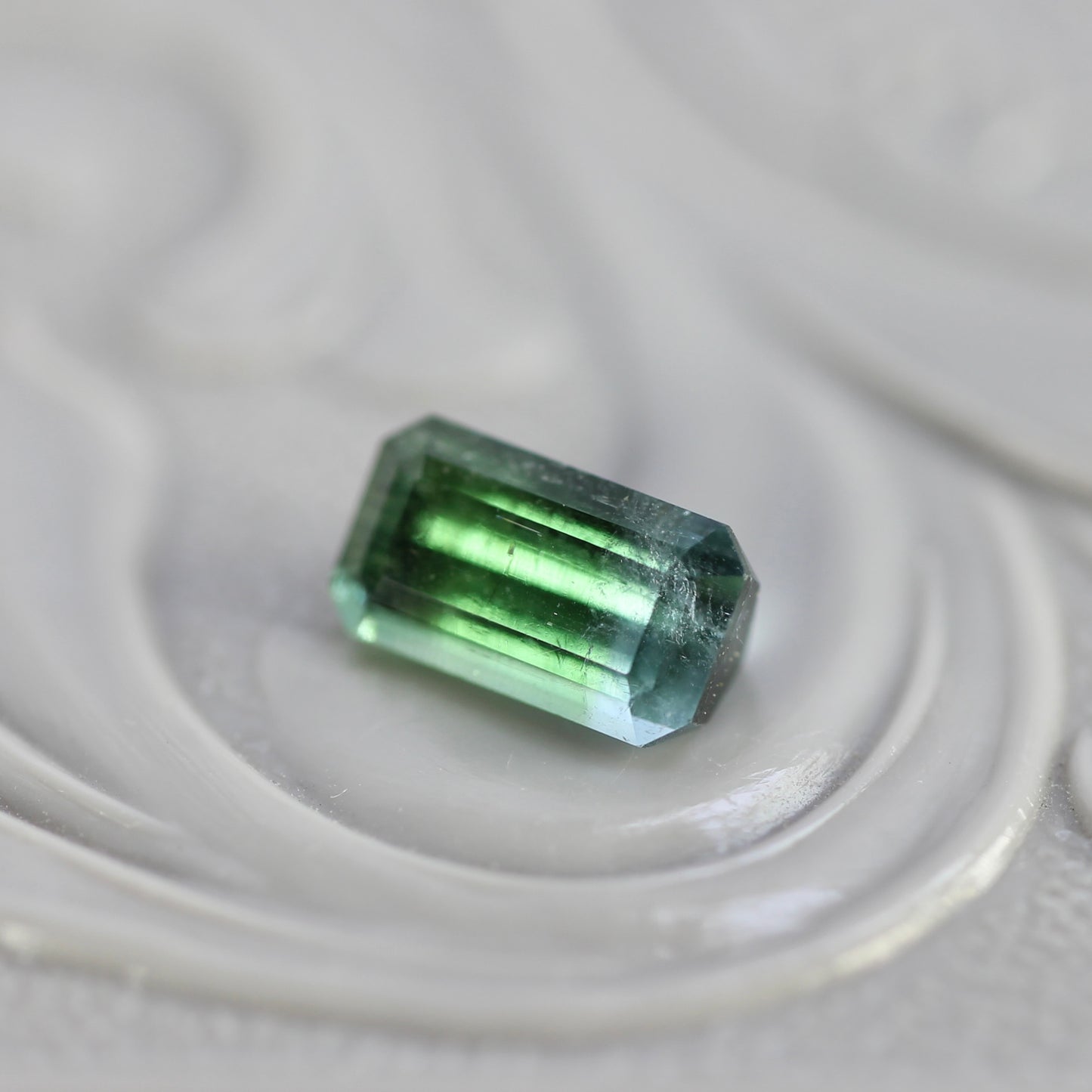バイカラートルマリン 0.54ct エメラルドカット 6.1mm×3.4mm×2.7mm【MJ2778】