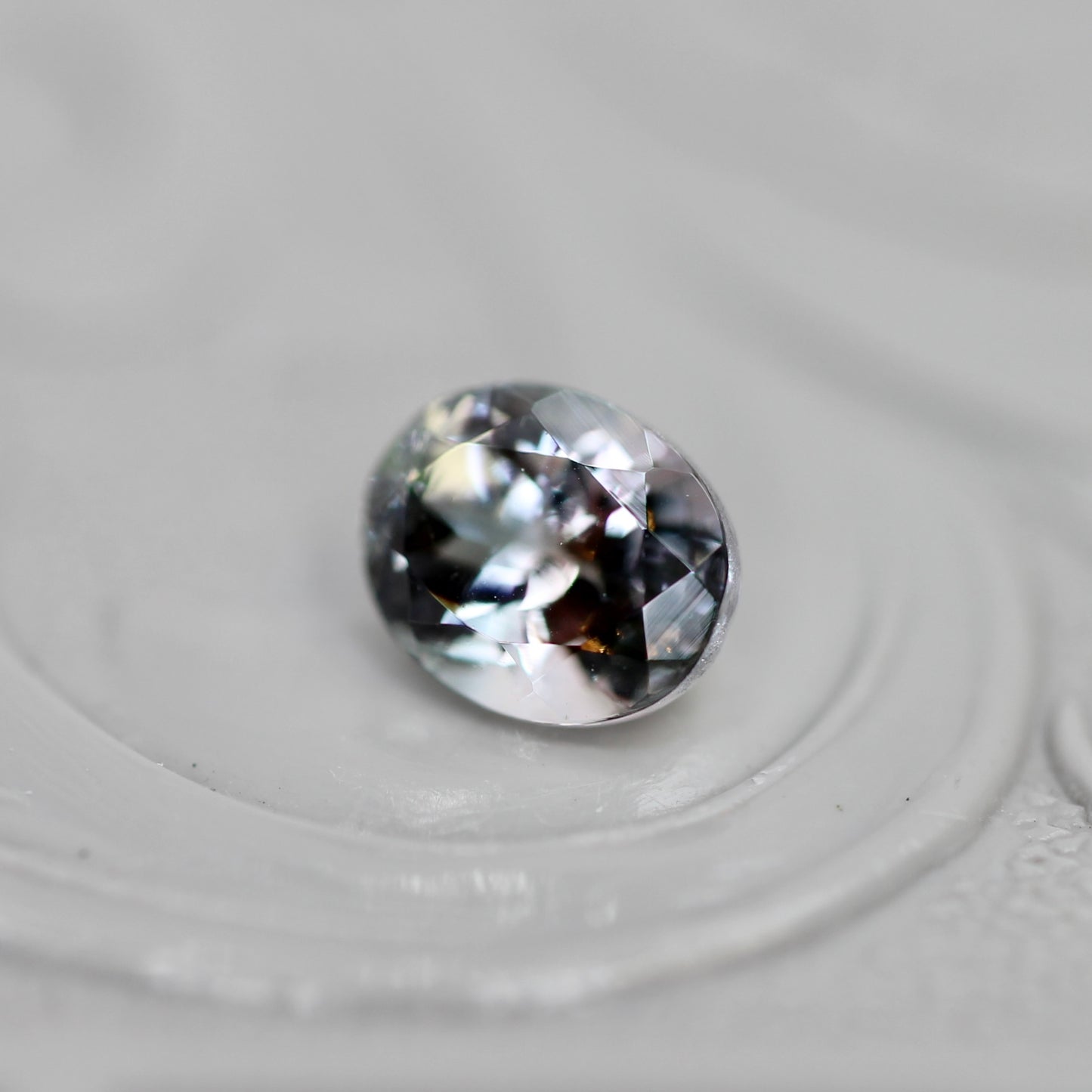バイカラートルマリン 0.47ct オーバルカット 5.1mm×4.1mm×3.2mm【MJ3053】