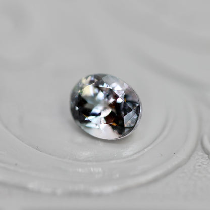 バイカラートルマリン 0.47ct オーバルカット 5.1mm×4.1mm×3.2mm【MJ3053】