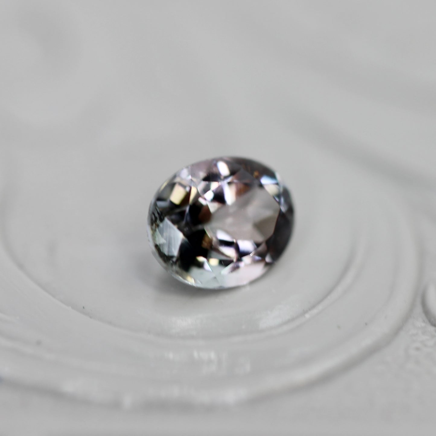 バイカラートルマリン 0.47ct オーバルカット 5.1mm×4.1mm×3.2mm【MJ3053】
