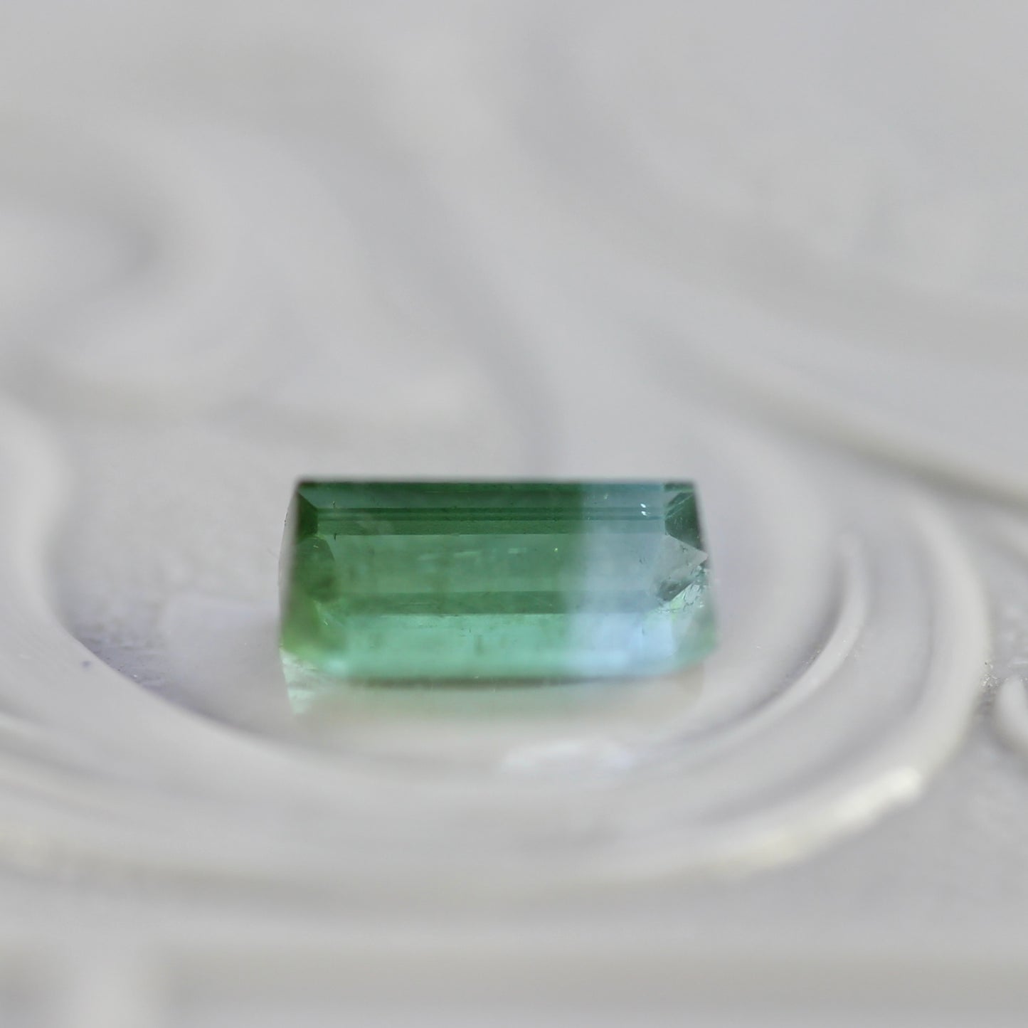 バイカラートルマリン 0.54ct エメラルドカット 6.1mm×3.4mm×2.7mm【MJ2778】