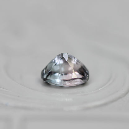 バイカラートルマリン 0.47ct オーバルカット 5.1mm×4.1mm×3.2mm【MJ3053】