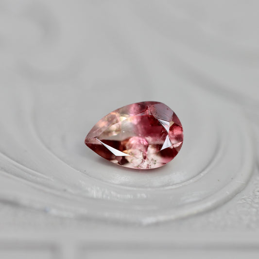バイカラートルマリン 0.41ct ペアシェイプカット 5.9mm×4.1mm×2.8mm【MJ3054】