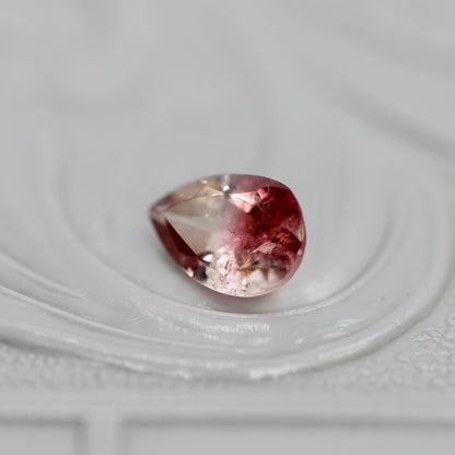 バイカラートルマリン 0.41ct ペアシェイプカット 5.9mm×4.1mm×2.8mm【MJ3054】