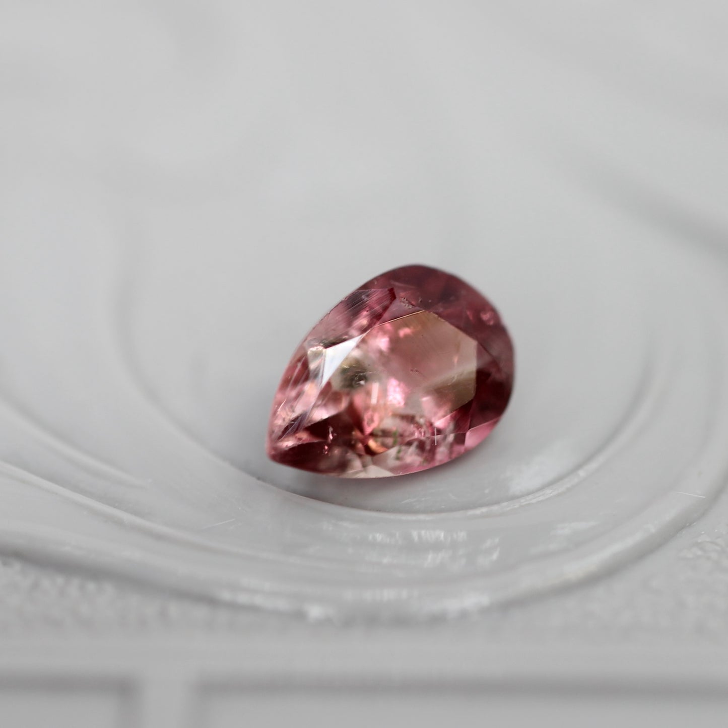 バイカラートルマリン 0.41ct ペアシェイプカット 5.9mm×4.1mm×2.8mm【MJ3054】