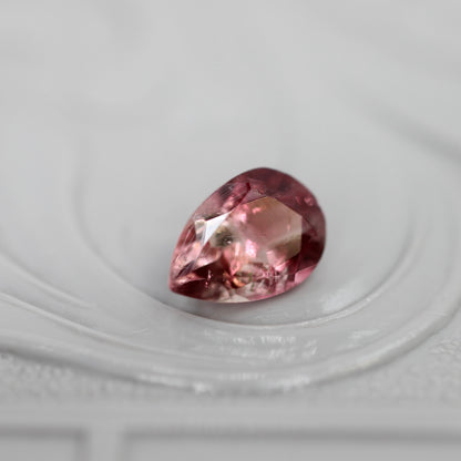 バイカラートルマリン 0.41ct ペアシェイプカット 5.9mm×4.1mm×2.8mm【MJ3054】