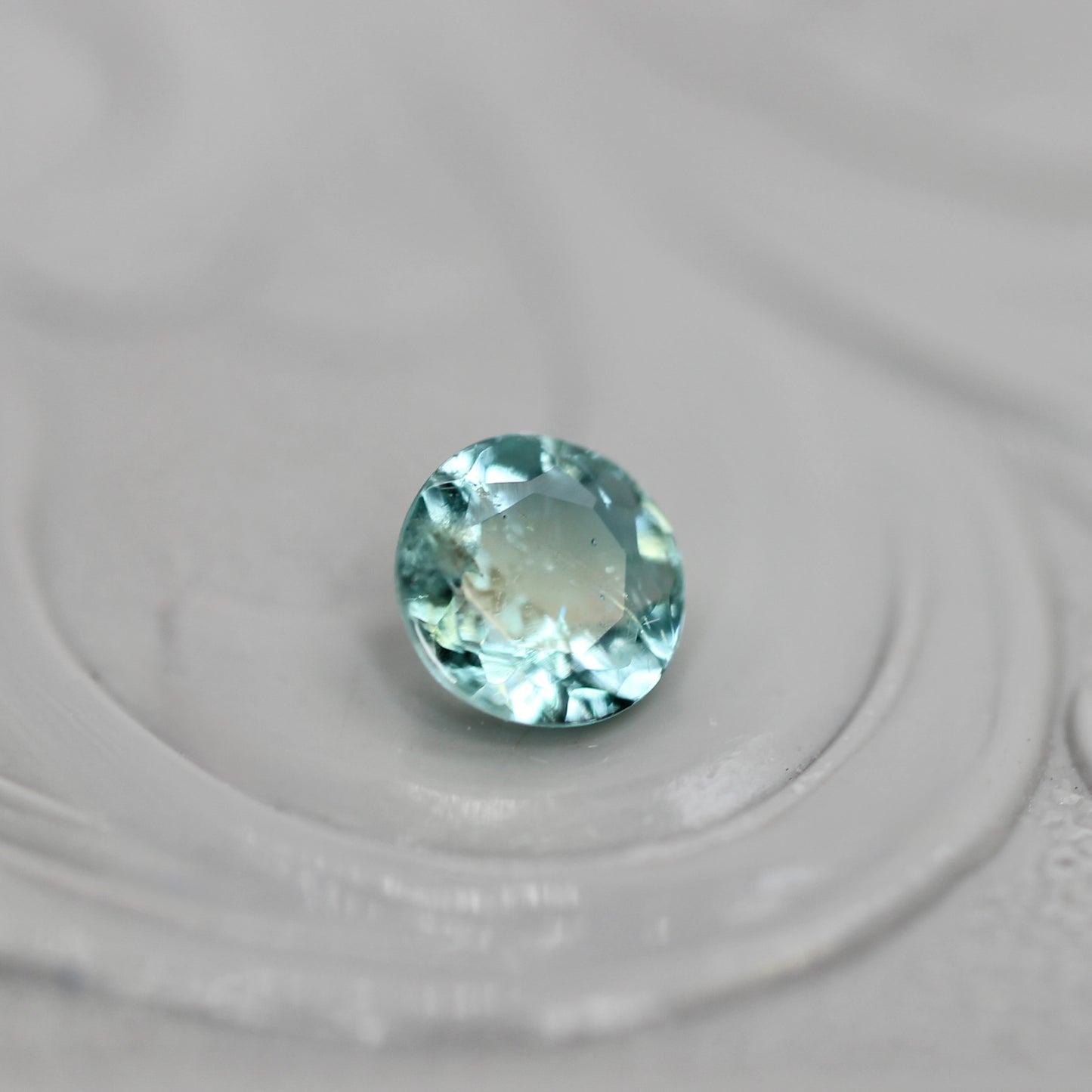 バイカラートルマリン 0.23ct ラウンドカット 4.0mm×3.9mm×2.2mm【MJ3055】