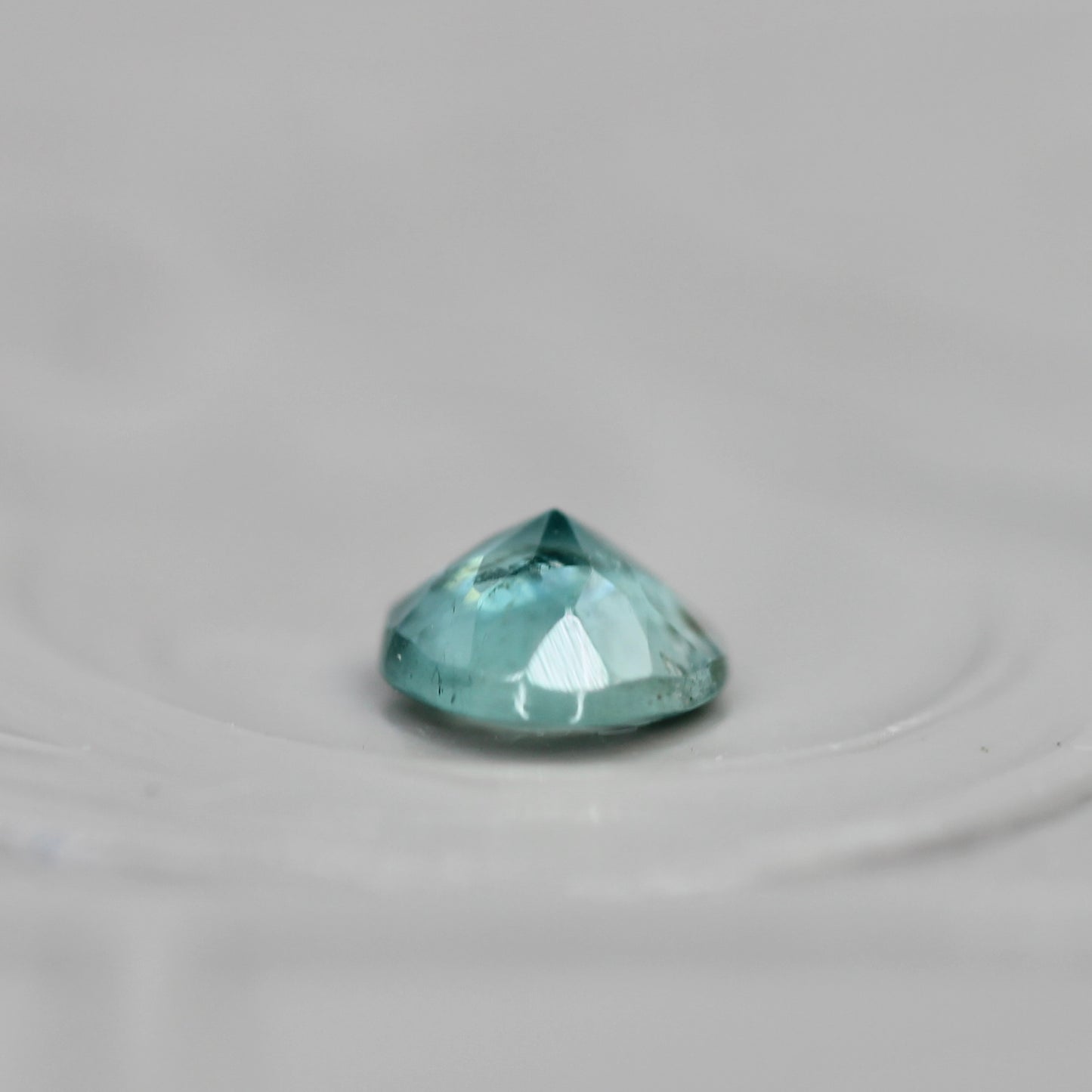 バイカラートルマリン 0.23ct ラウンドカット 4.0mm×3.9mm×2.2mm【MJ3055】