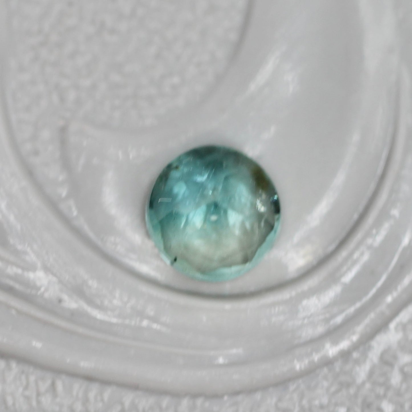 バイカラートルマリン 0.23ct ラウンドカット 4.0mm×3.9mm×2.2mm【MJ3055】