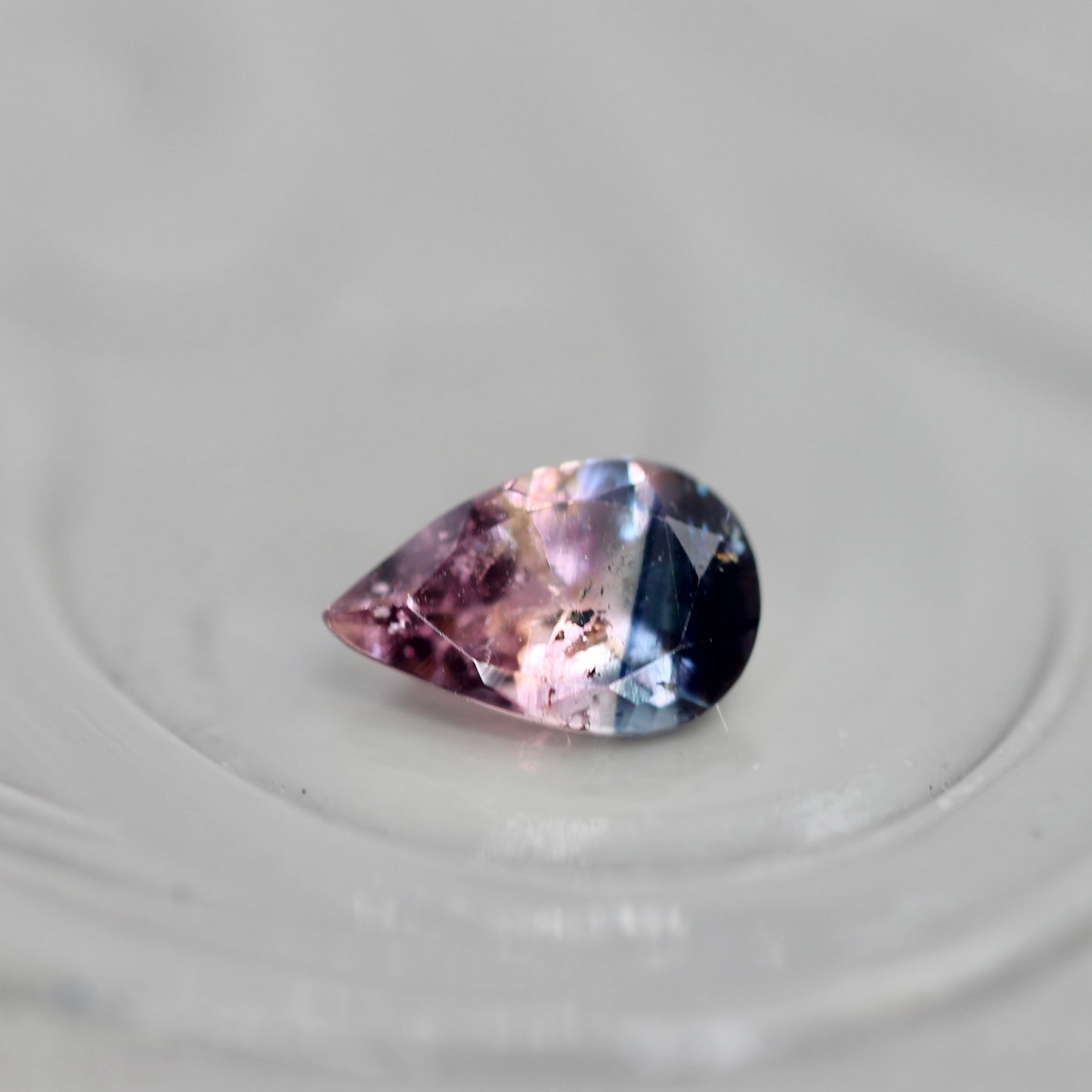パーティーカラードトルマリン 0.18ct ペアシェイプカット 4.9mm×3.1mm×2.0mm【MJ3056】