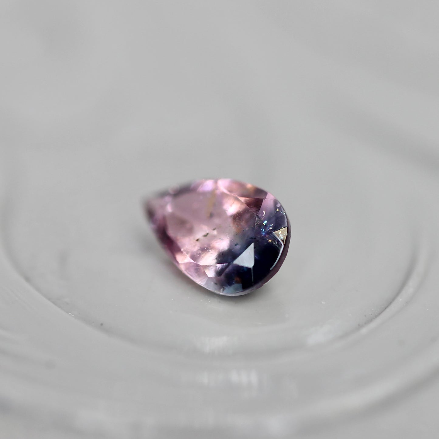 パーティーカラードトルマリン 0.18ct ペアシェイプカット 4.9mm×3.1mm×2.0mm【MJ3056】