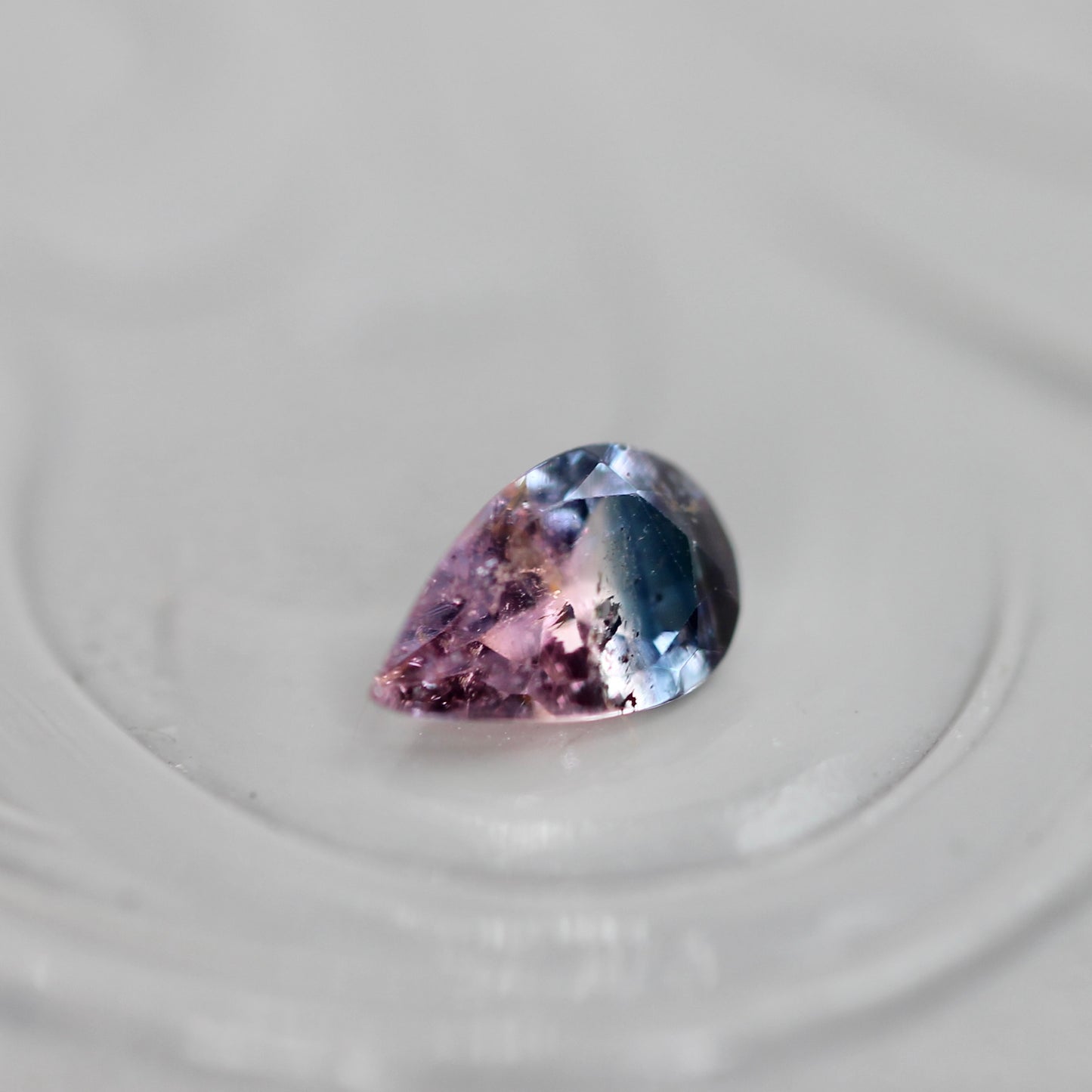 パーティーカラードトルマリン 0.18ct ペアシェイプカット 4.9mm×3.1mm×2.0mm【MJ3056】
