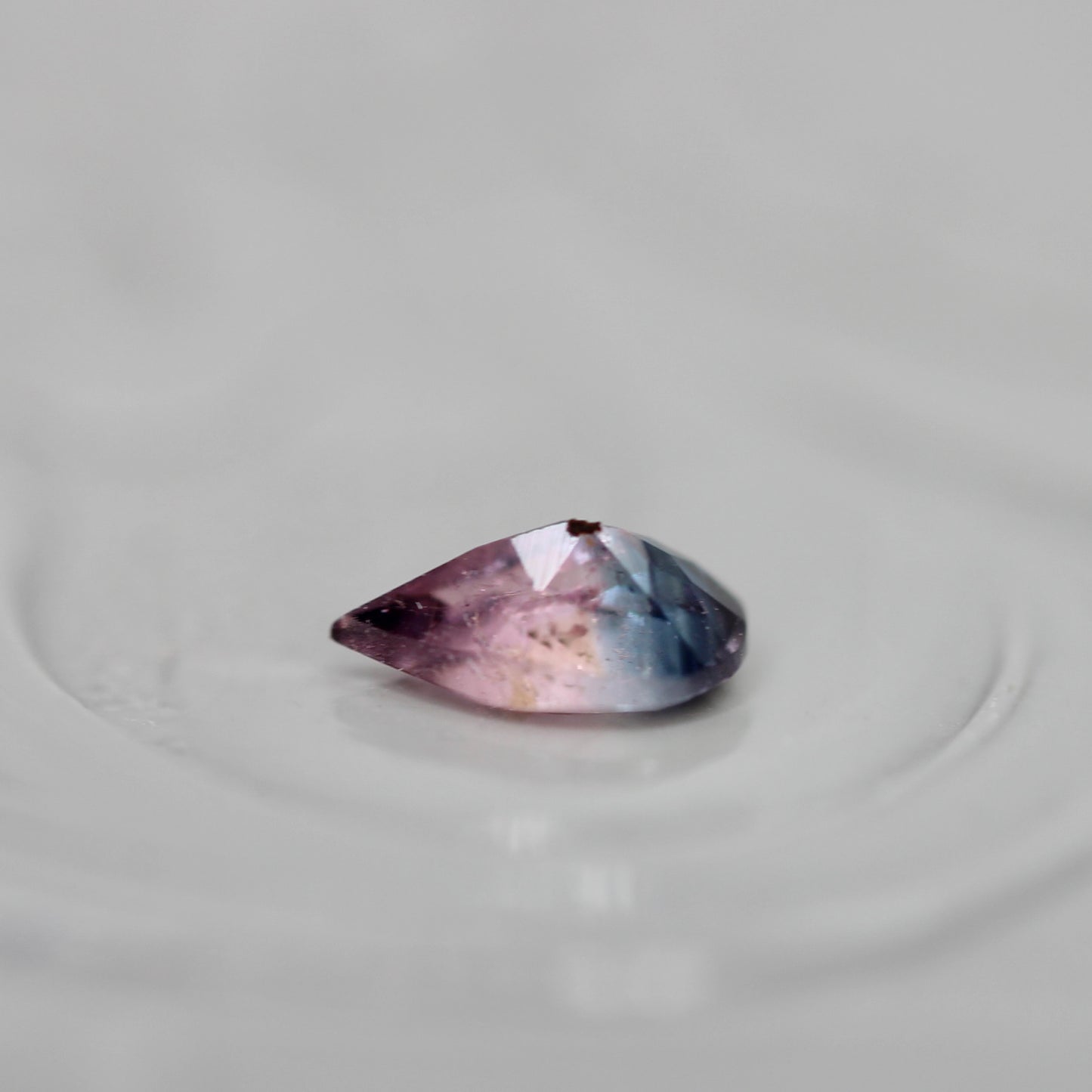 パーティーカラードトルマリン 0.18ct ペアシェイプカット 4.9mm×3.1mm×2.0mm【MJ3056】