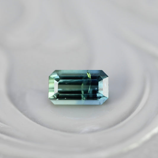 バイカラートルマリン 0.29ct エメラルドカット 4.8mm×2.7mm×2.3mm【MJ2779】