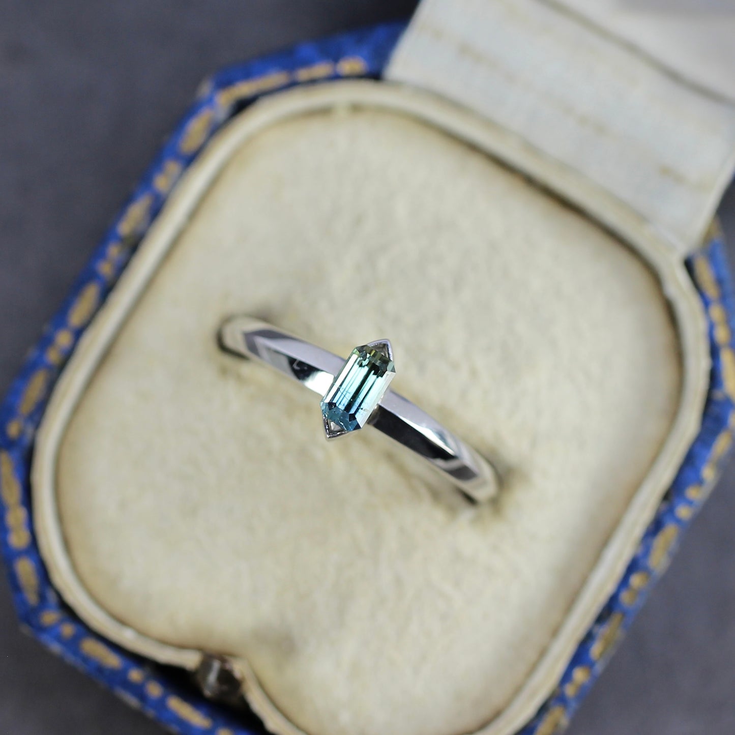 バイカラートルマリン 0.29ct エメラルドカット 4.8mm×2.7mm×2.3mm【MJ2779】