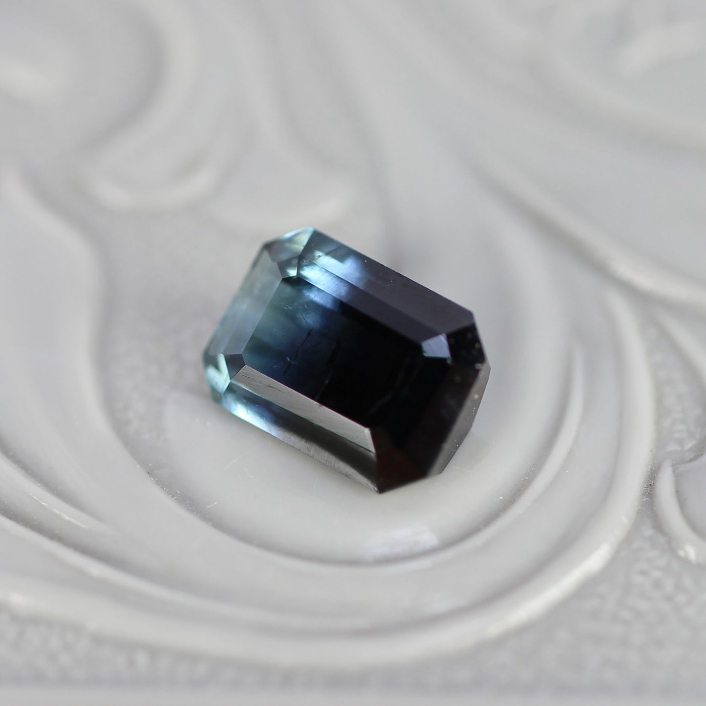 バイカラートルマリン 0.84ct エメラルドカット 6.8mm×4.8mm×2.7mm【MJ2786】