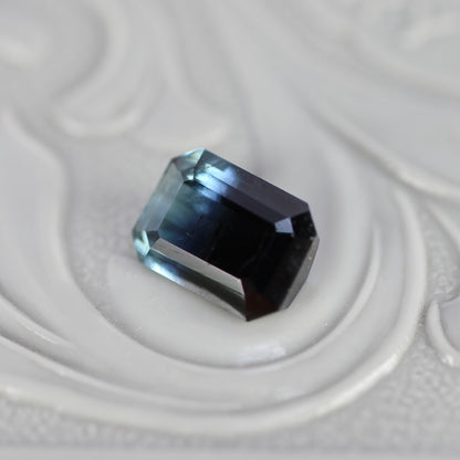 バイカラートルマリン 0.84ct エメラルドカット 6.8mm×4.8mm×2.7mm【MJ2786】