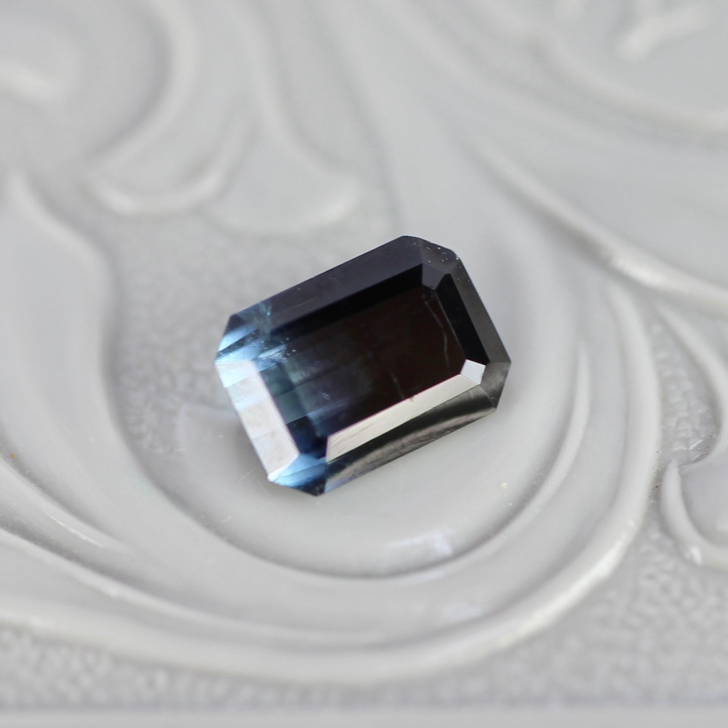 バイカラートルマリン 0.84ct エメラルドカット 6.8mm×4.8mm×2.7mm【MJ2786】