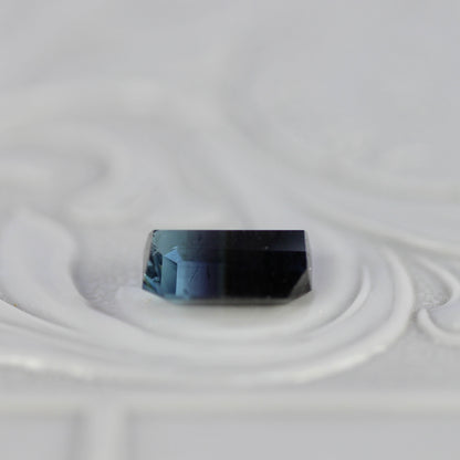 バイカラートルマリン 0.84ct エメラルドカット 6.8mm×4.8mm×2.7mm【MJ2786】