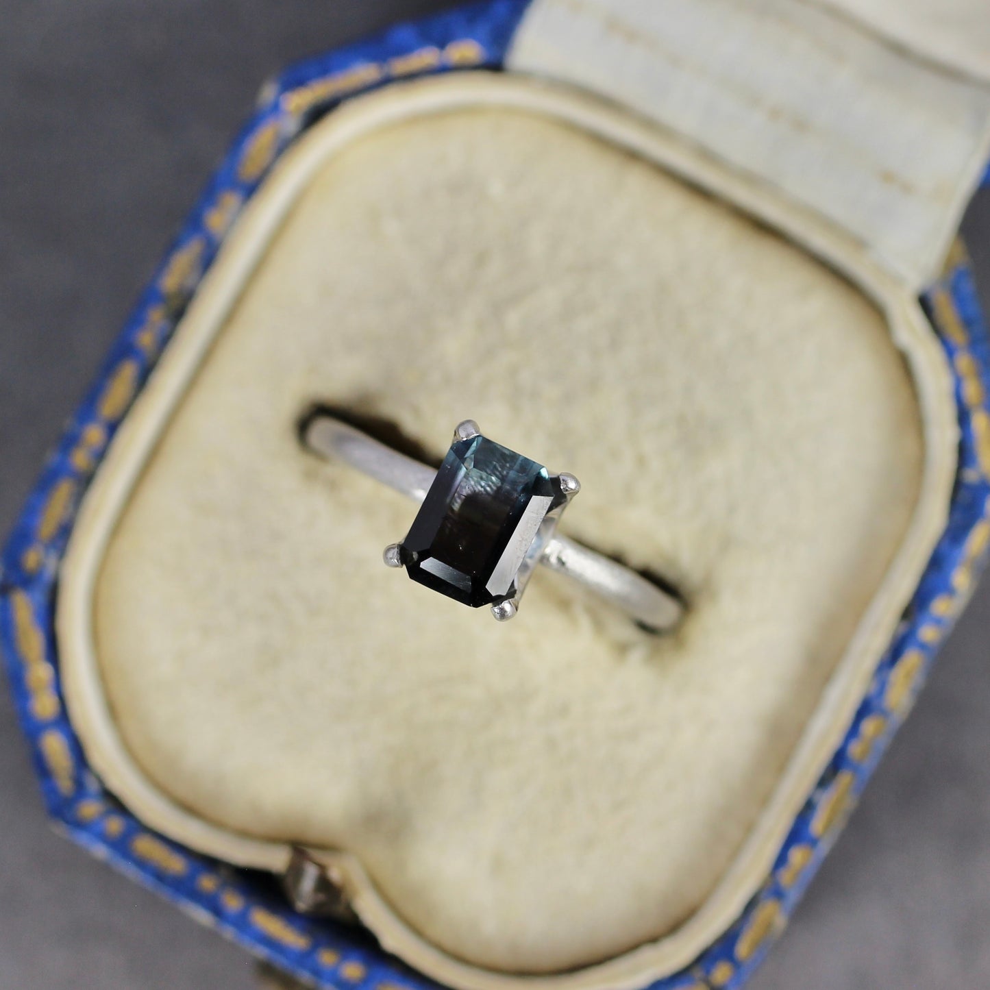 バイカラートルマリン 0.84ct エメラルドカット 6.8mm×4.8mm×2.7mm【MJ2786】