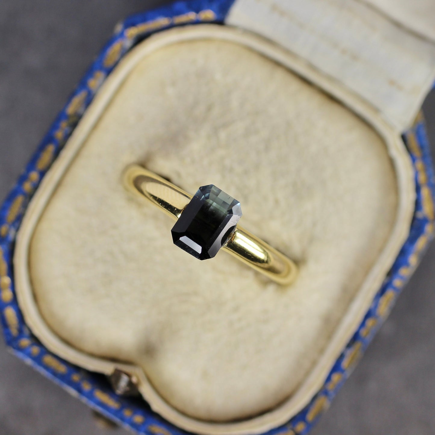 バイカラートルマリン 0.84ct エメラルドカット 6.8mm×4.8mm×2.7mm【MJ2786】