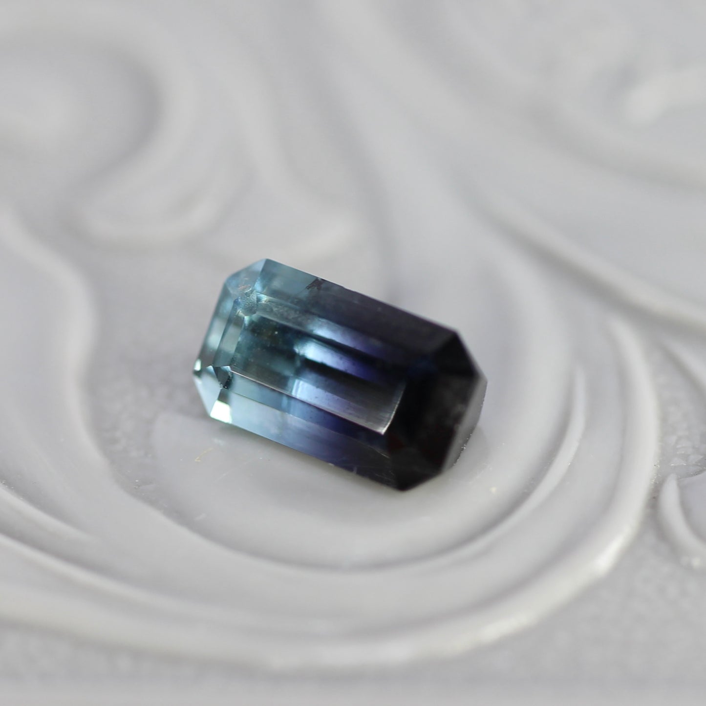 バイカラートルマリン 0.80ct エメラルドカット 6.8mm×3.9mm×3.3mm【MJ2787】