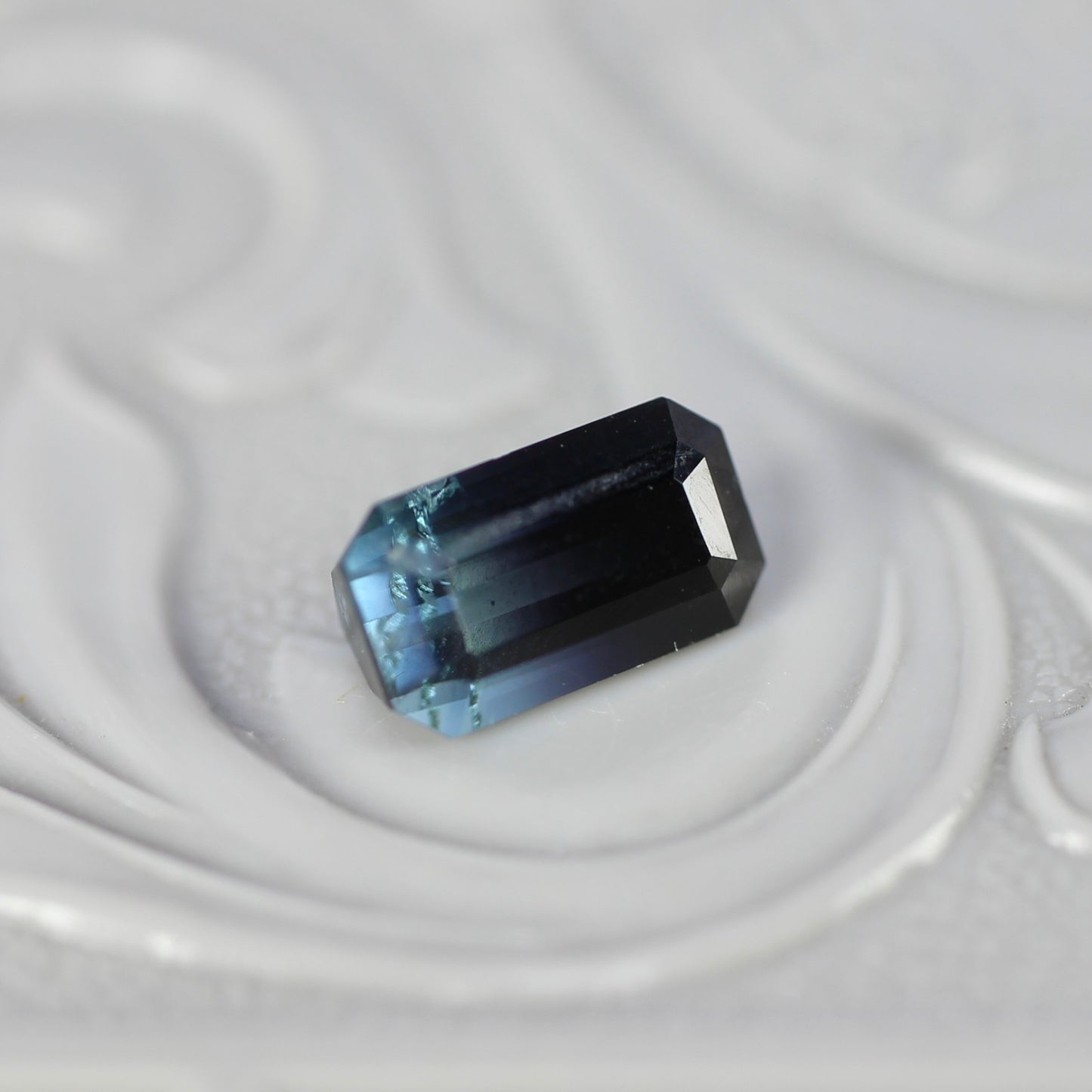 バイカラートルマリン 0.80ct エメラルドカット 6.8mm×3.9mm×3.3mm【MJ2787】