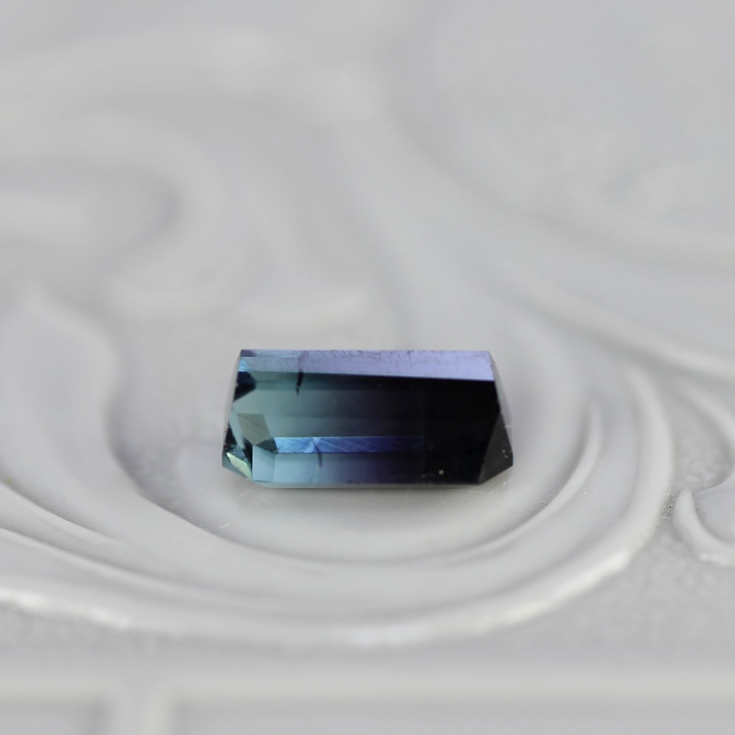 バイカラートルマリン 0.80ct エメラルドカット 6.8mm×3.9mm×3.3mm【MJ2787】